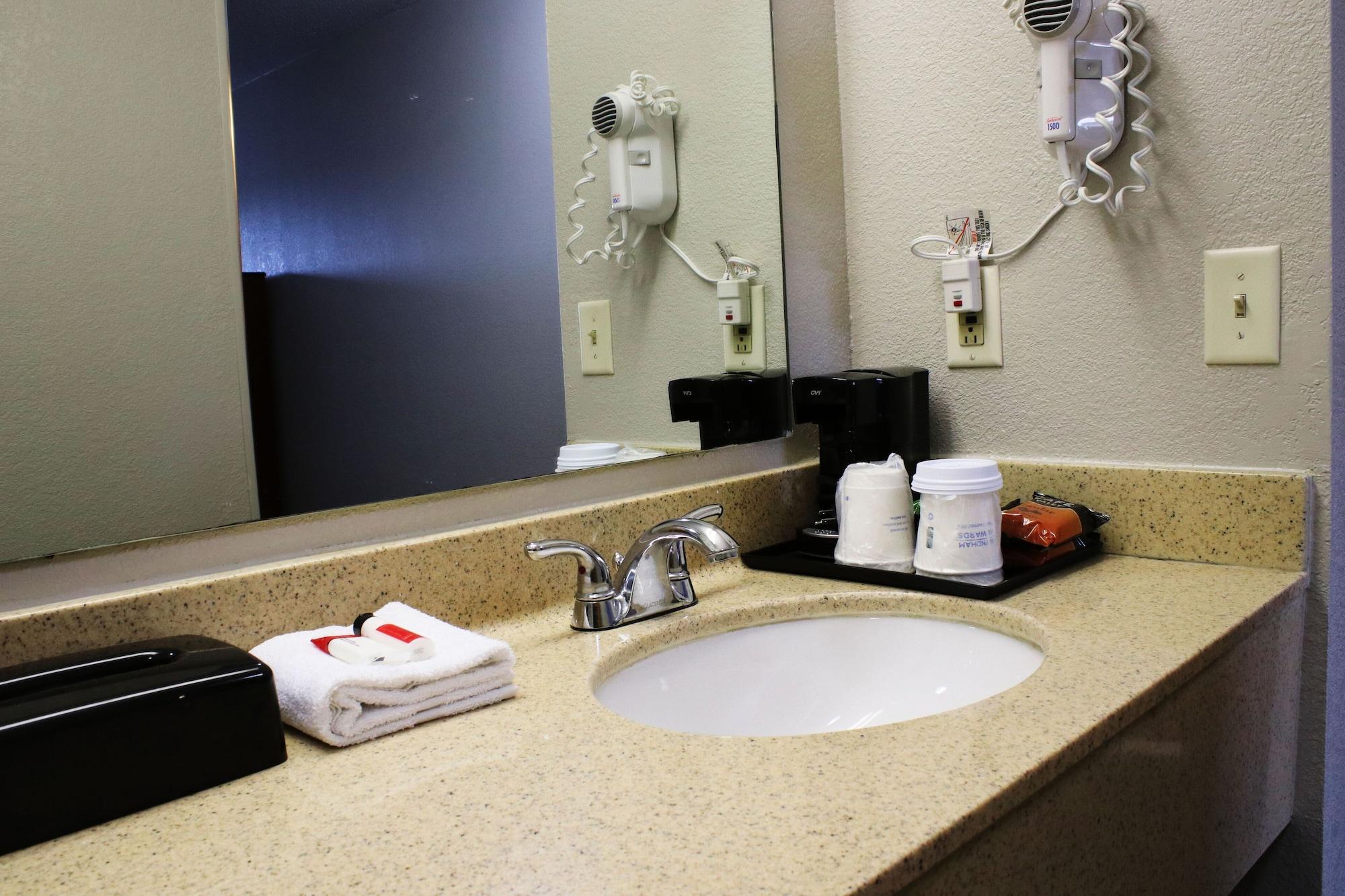 Days Inn & Suites By Wyndham Bloomington/Normal Il Buitenkant foto