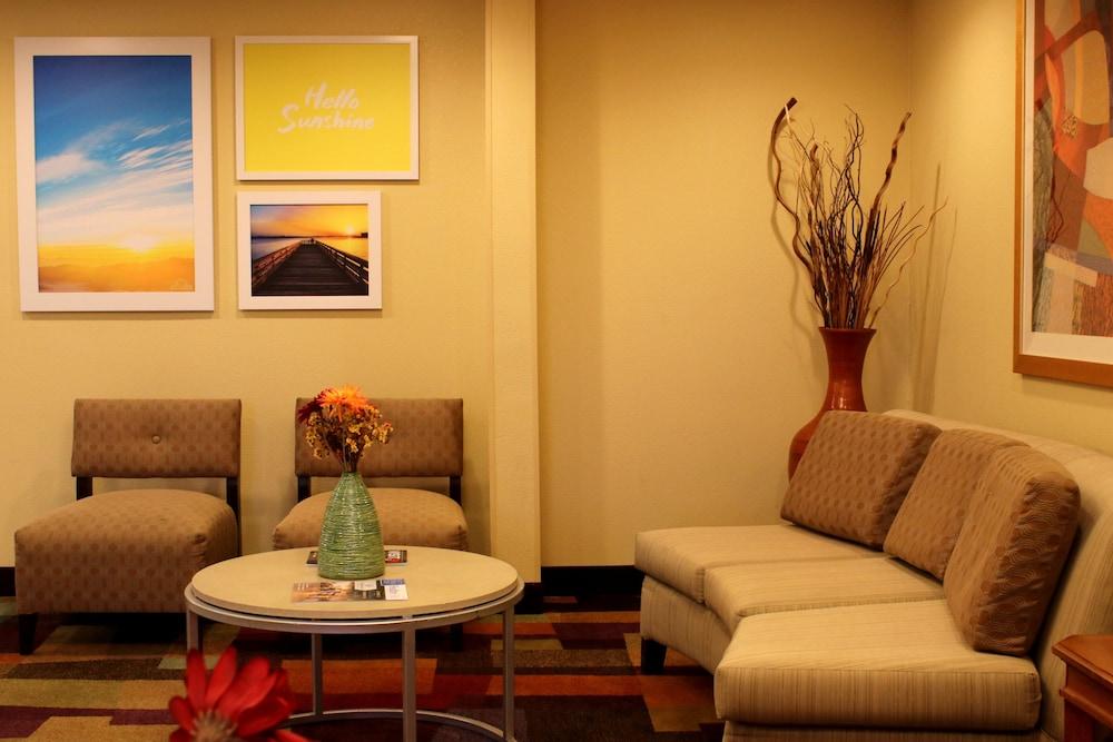 Days Inn & Suites By Wyndham Bloomington/Normal Il Buitenkant foto