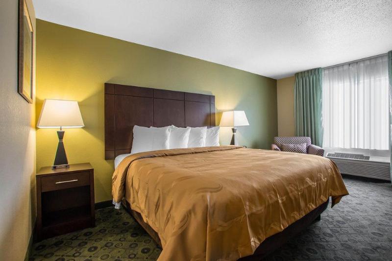 Days Inn & Suites By Wyndham Bloomington/Normal Il Buitenkant foto