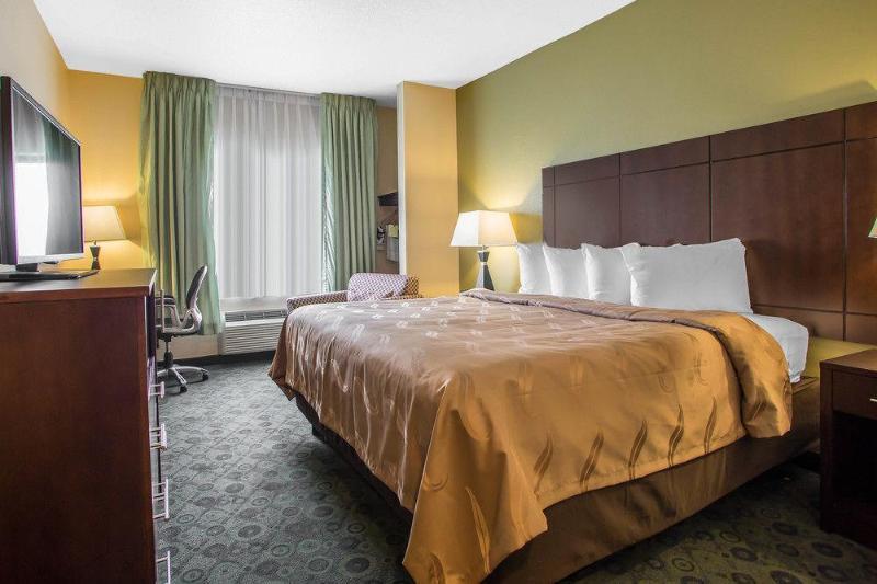 Days Inn & Suites By Wyndham Bloomington/Normal Il Buitenkant foto