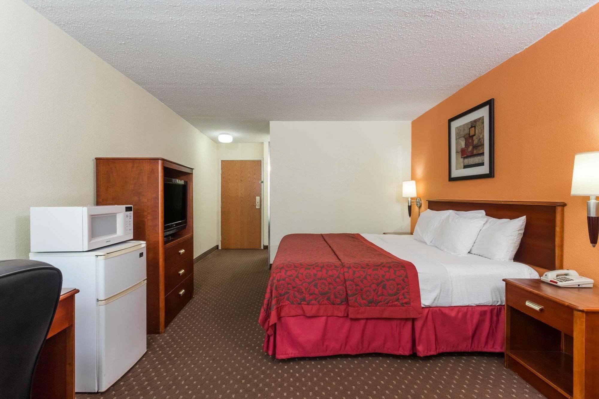 Days Inn & Suites By Wyndham Bloomington/Normal Il Buitenkant foto