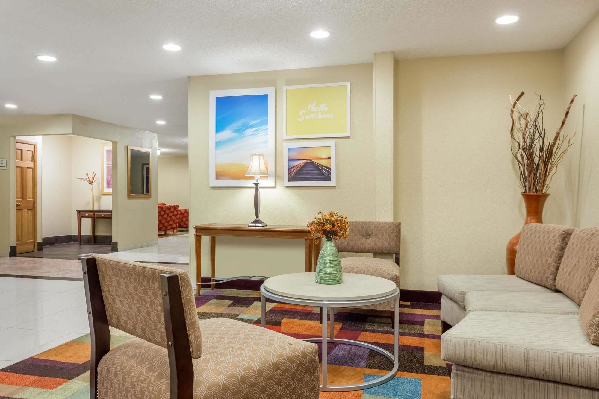 Days Inn & Suites By Wyndham Bloomington/Normal Il Buitenkant foto