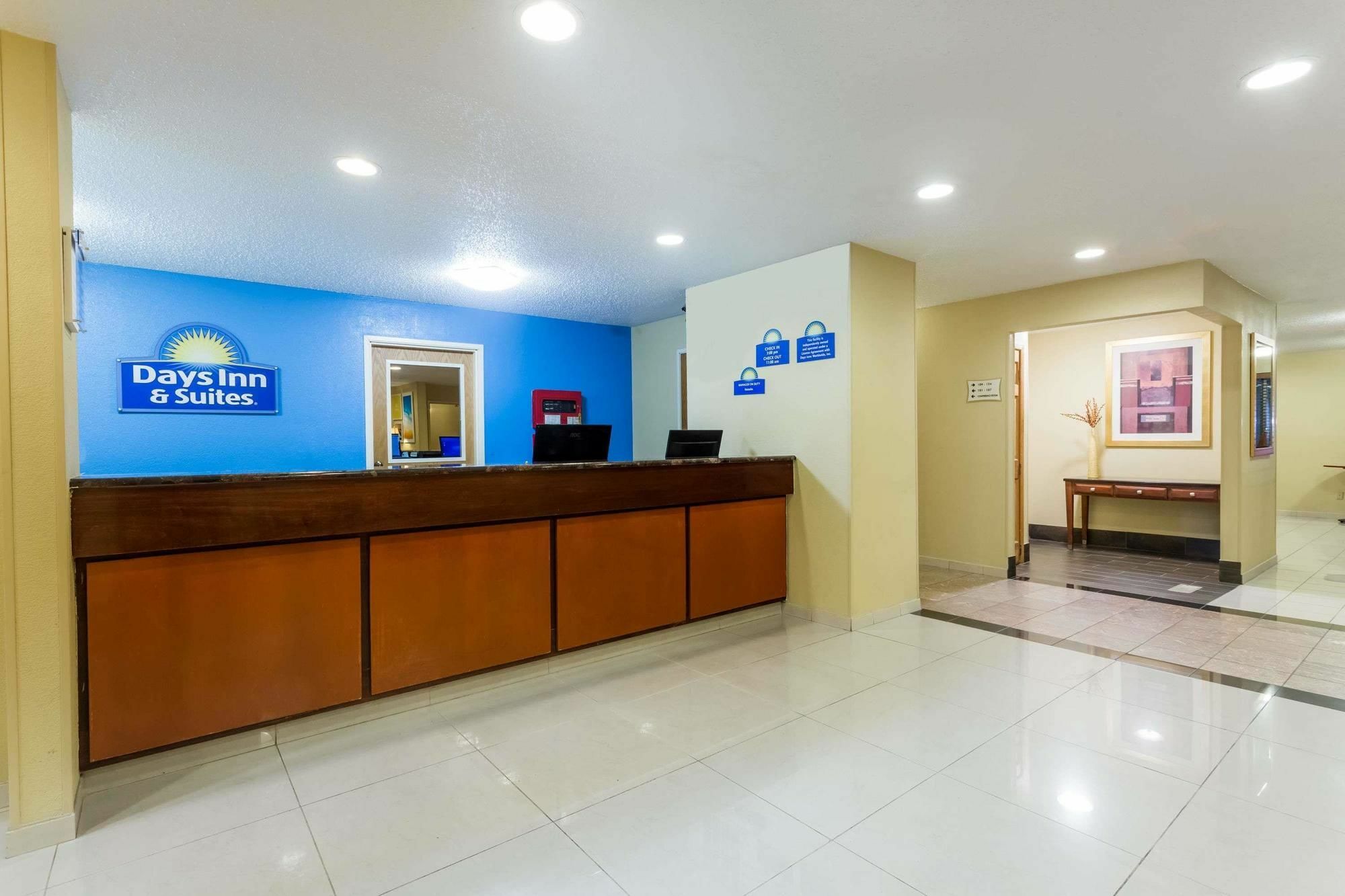 Days Inn & Suites By Wyndham Bloomington/Normal Il Buitenkant foto