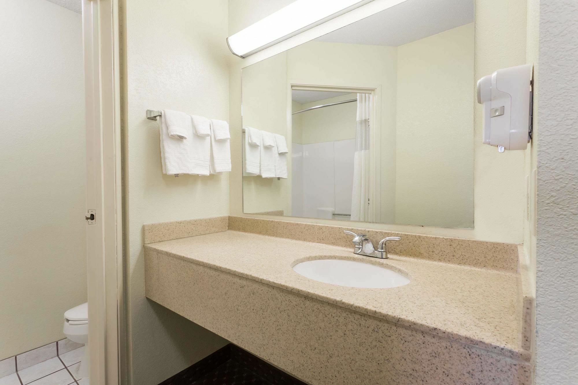 Days Inn & Suites By Wyndham Bloomington/Normal Il Buitenkant foto